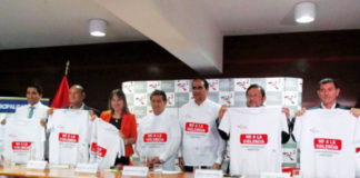 Organizadores lucen la camiseta No a la violencia