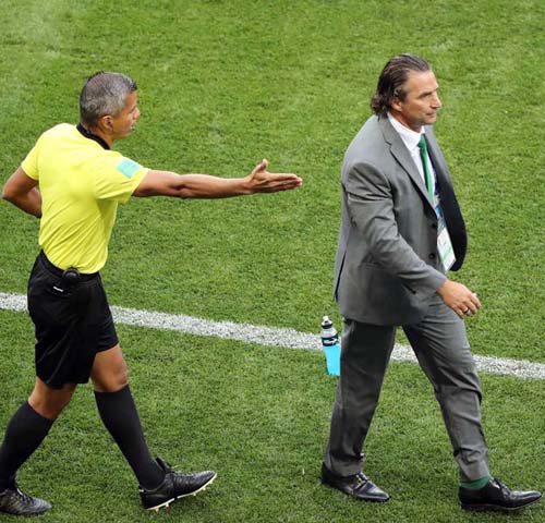 A pesar de ser eliminado en la primera fase del Mundial, Pizzi continuará en la selecccíon árabe