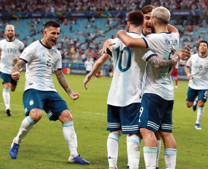 Argentina venció 2-0 a Qatar y clasificó a cuartos, donde chocará ante Venezuela
