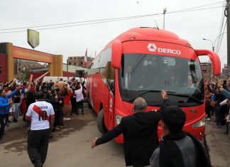 Selección peruana – hablan las imágenes Contigo, Perú.- Pese a que salió en horas de la tarde de la Videna, los fanáticos del equipo de todos estuvieron presentes en las afueras para darles todo su cariño a la selección y que este lo lleven en sus corazones hasta Porto Alegre.
