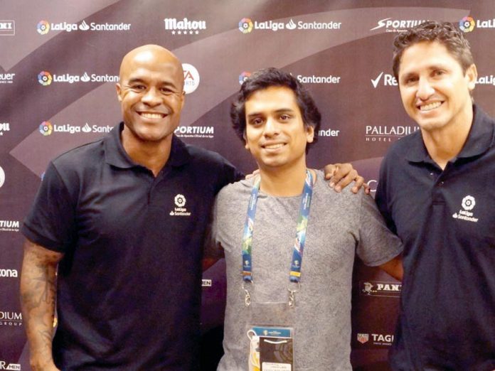 El autor de la nota al medio de Marcos Asuncao y Edmílson en la sala de prensa