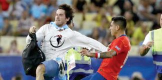 Gonzalo Jara,  agrede a un hincha que ingresó al campo de juego