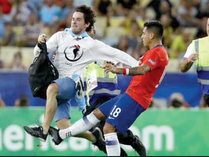 Gonzalo Jara, agrede a un hincha que ingresó al campo de juego Gonzalo Jara, agrede a un hincha que ingresó al campo de juego