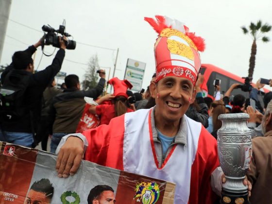 La Copa de la vida.- Este hincha llev&oacute; una r&eacute;plica de la Copa Am&eacute;rica a la afuera del predio de San Luis donde la selecci&oacute;n realiz&oacute; su &uacute;ltimo entrenamiento. Espera la blanquirroja se traiga la original tras su periplo en Brasil.