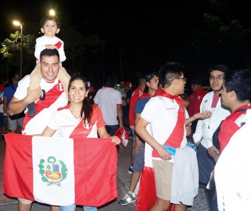 La uni&oacute;n hace la fuerza. Esta alegre familia lleg&oacute; desde Lima y aseguran que alentar&aacute;n de inicio a fin a la selecci&oacute;n, no se quieren regresar r&aacute;pido de Brasil.