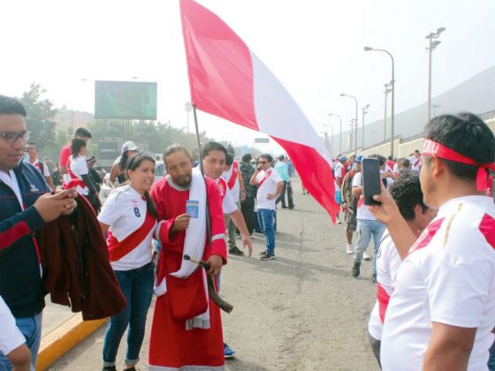 M&Aacute;S FAMOSO QUE GUERRERO. El hermano &lsquo;Israelita&rsquo; fue la sensaci&oacute;n de la mayor&iacute;a de los hinchas que llegaron al Monumental. Todos los que se lo cruzaron mientras caminaban para ingresar a observar el partido, le pidieron una foto.