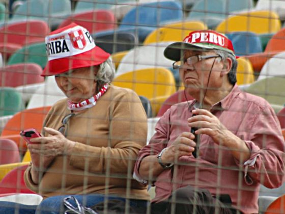 "MEJOR VEO NETFLIX, VIEJO&rdquo;. Fueron la palabras de esta adorable mayor de edad a su&nbsp; esposo al t&eacute;rmino del primer tiempo de la blanquirroja. La bicolor no mostr&oacute; su mejor&nbsp; imagen posible y eso aburri&oacute; a la mayor&iacute;a de los asistentes al predio de Ate.