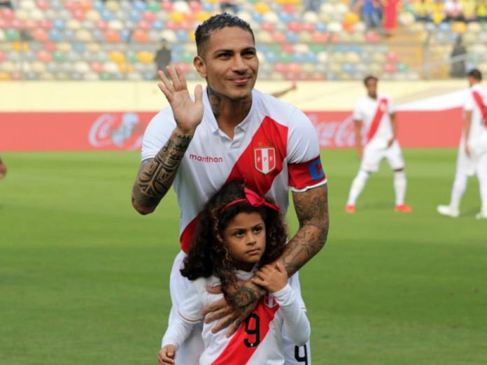 ES MI NIÑA BONITA. Paolo Guerrero sacó como ‘mascotita’ a su amada Nahela, a quien siempre en su paso por Lima le demuestra su amor y comparte todo su tiempo libre. Ayer, se quedó con las ganas de dedicarle un gol.