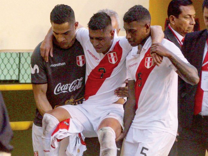 Paolo Hurtado se lesionó al intentar hacer un regate