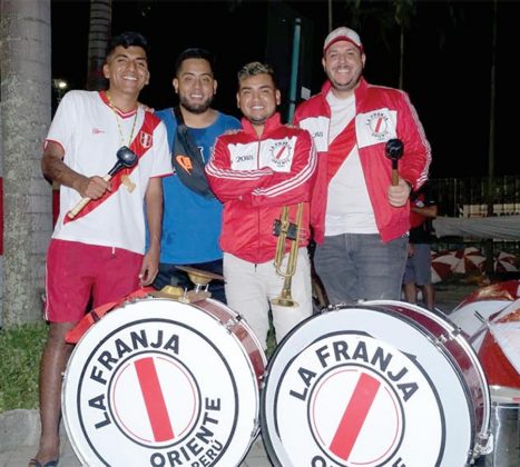 Ponen la m&uacute;sica. Los hinchas de la &lsquo;Franja Oriente&rsquo; llegaron hasta a la concentraci&oacute;n peruana y, de inmediato, empezaron con los canticos alentadores.