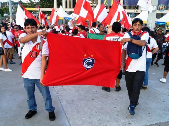 Infaltable. Estos hermanos hinchas de Cienciano viajaron por horas desde Cusco hasta el Maracan&aacute;, y aseguran que la c&aacute;bala del triunfo fue la bandera del &lsquo;Pap&aacute;&rsquo; de Am&eacute;rica, y la van a llevar para el duelo ante el anfitri&oacute;n.