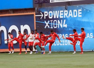 A entrenar Selección peruana entrenando en Porto Alegre