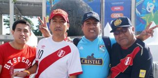 TODO SPORT presente. Los hinchas nos reconocieron y no dudaron en posar con nuestra bandera. Vale.