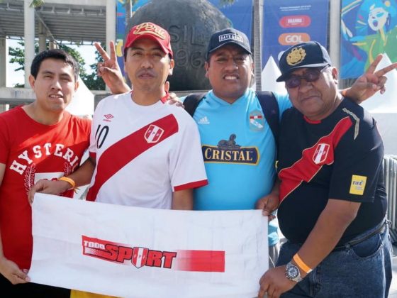 TODO SPORT presente. Los hinchas nos reconocieron y no dudaron en posar con nuestra bandera. Vale.