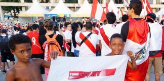 Presente en todos lados. La bandera de TODO SPORT se hizo presente en el estadio, muchos peruanos quisieron tomarse una foto, pero estos niños brasileños no la quisieron soltar ni un minuto.