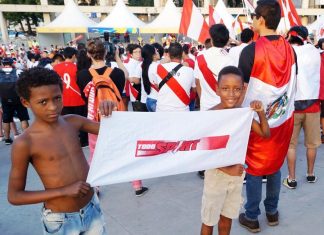 Presente en todos lados. La bandera de TODO SPORT se hizo presente en el estadio, muchos peruanos quisieron tomarse una foto, pero estos niños brasileños no la quisieron soltar ni un minuto.