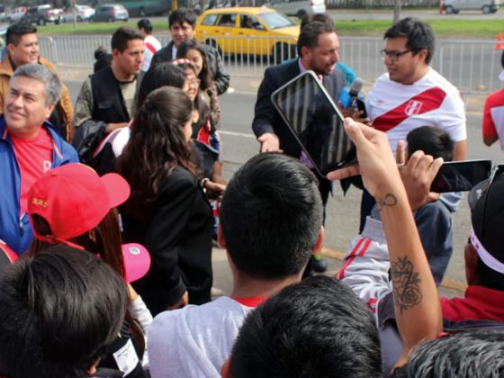 TREMENDA CHAMBA.&nbsp; El periodista de F&uacute;tbol en Am&eacute;rica, Jorge Solari, estuvo divirtiendo a todos en la previa del encuentro. Rob&oacute; varias carcajadas como es costumbre.