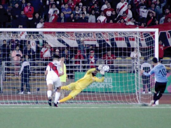 Preciso momento en que Carlos Ceaceda ataja el penal al uruguayo Fern&aacute;ndez.