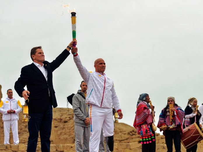 Atleta Carlos Felipa portando la antorcha parapanamericana en Santuario Arqueológico de Pachacámac