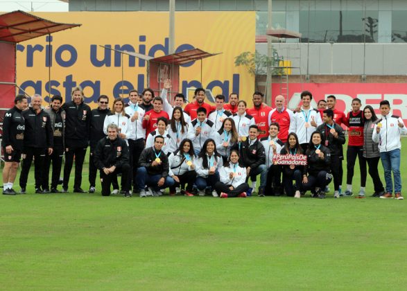 .- Cita de oro.- Las puertas de la Videna se abrieron para recibir a los medallistas de los Juegos Panamericanos Lima 2019. Esta es la postal entre las deportivas junto a Ricardo Gareca y su comando t&eacute;cnico y sus dirigidos