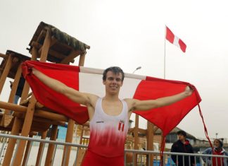 Tras una dura competencia en los Panamericanos, el deportista Itzel Delgado salió del mar de Punta Rocas directo hacia los brazos de su mamá