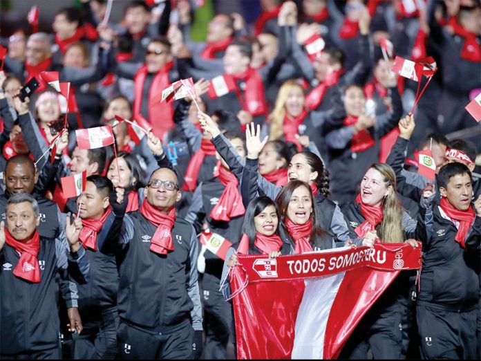 La delegación peruana, con 139 para atletas, ingresó al recinto deportivo, flameando la bandera hasta que se detuvieron para que los deportistas bailaran al ritmo de festejo.