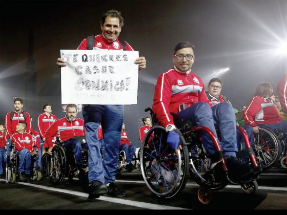 En el momento perfecto. Mat&iacute;as Cayuqueo, para ciclista chileno, ingres&oacute; con un gran cartel en pleno desfile de Chile pidiendo matrimonio a su novia.