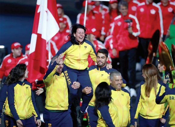 Una para atleta de la delegaci&oacute;n brasile&ntilde;a se mostr&oacute; emocionada durante su recorrido. Tambi&eacute;n se contagiaron con la canci&oacute;n de nuestro pa&iacute;s.