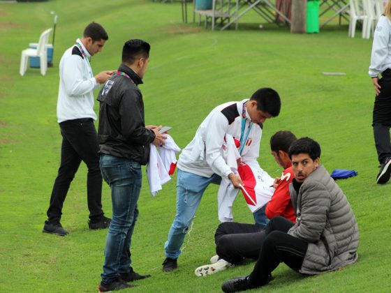 Se aseguraron con las firmas.- Un grupo de los medallistas no desaprovecharon el momento y llevaron sus camisetas para hacerlos firmar por los jugadores de la Selecci&oacute;n Peruana.