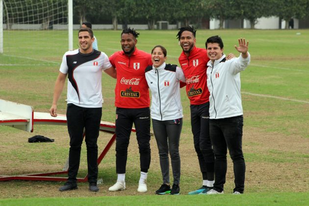 Una gran sonrisa.- En un solo abrazo se enfundaron los arqueros Pedro Gallese y Carlos C&aacute;ceda junto al medallista, Kevin Mart&iacute;nez, Nicol&aacute;s Pacheco y Alexandra Grande.