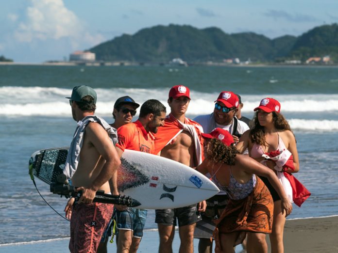 Delegación peruana de surf en los ISA World Surfing Games de Miyazaki, Japón