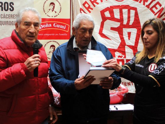 Ra&uacute;l Dreyffus recibe su plaqueta de manos de la colega Carolina D&aacute;vila y de Jos&eacute; Fern&aacute;ndez.