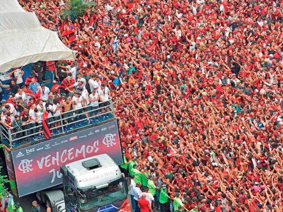 Imagen espectacular de los cientos de miles de hinchas que le dieron un merecido recibimiento al &lsquo;Mengao&rsquo;.