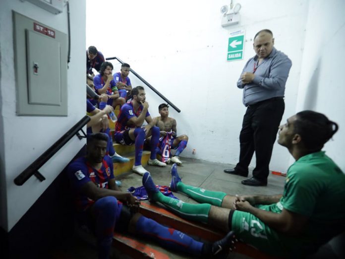 Olor fuerte a gas en el vestuario del Estadio de Matute impidió que Ronny Revollar, técnico del cuadro huanuqueño, pudiera dar la charla Olor fuerte a gas en el vestuario del Estadio de Matute impidió que Ronny Revollar, técnico del cuadro huanuqueño, pudiera dar la charla