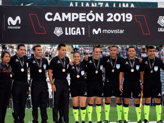 De manera hist&oacute;rica, por primera vez, el juez argentino Patricio Loustau dirigi&oacute; un partido del torneo local. Aqu&iacute; posando con sus asistentes peruanos y el VAR internacional