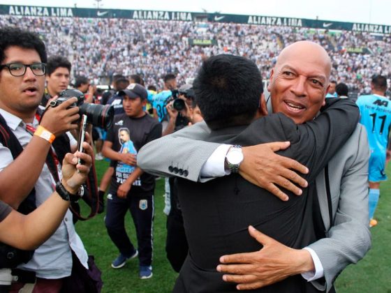 Mosquera, entrenador del &lsquo;Bi&rsquo;, al culminar el cotejo celebr&oacute; con un efusivo abrazo al presidente del club, Juan Carlos Aquino