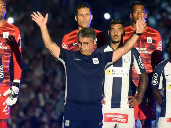 El t&eacute;cnico Bengoechea demostr&oacute; que est&aacute; en el &lsquo;bobo&rsquo; del aficionado, al ingresar todos se pararon para aplaudirlo