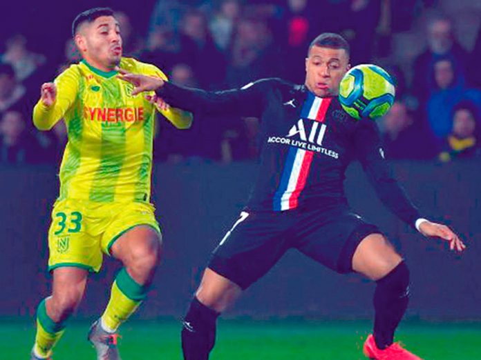 Percy Prado en partido del Nantes ante el PSG