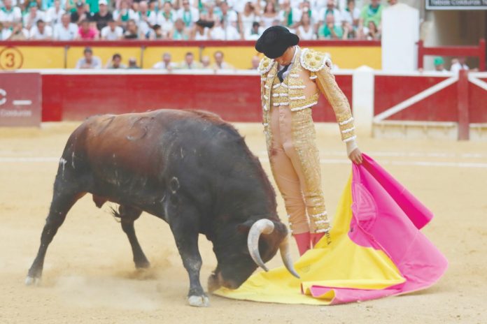 Soberbio recorte de Ándres Roca Rey en Huesca, España (Foto: Philippe Gil Mir)