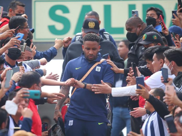 Bustos sobre Farfán: “Se sintió bien y acordamos que podía estar”