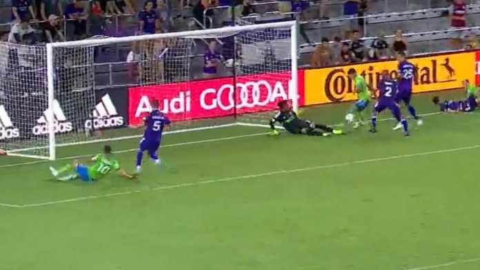 Raúl Ruidíaz le anota a Pedro Gallese en la MLS