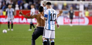 Messi firma autógrafo en la espalda a hincha que invadió la cancha