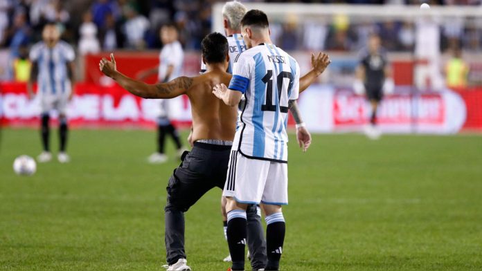 Messi firma autógrafo en la espalda a hincha que invadió la cancha