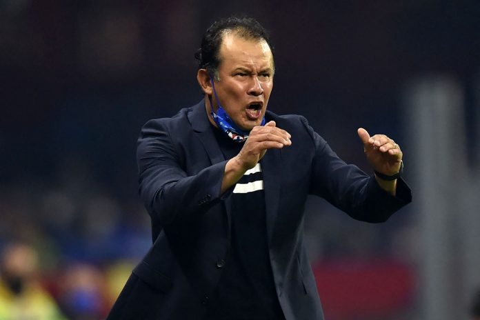 Juan Reynoso sobre dirigir clubes y una selección: 