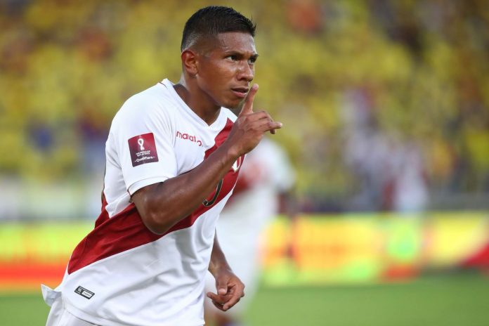 Edison Flores entrena en instalaciones de Universitario de Deportes