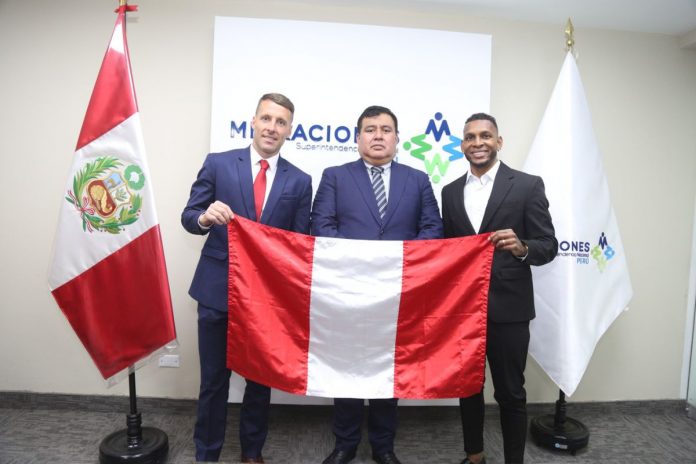 Pablo Lavandeira y Alberto Quintero reciben la nacionalidad peruana