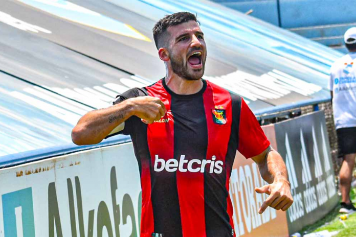 Bernardo Cuesta, delantero de FBC Melgar, manifestó que saldrán a jugar un buen partido en el Matute el día sábado. Los dirigidos por Pablo Lavallén parten con ventaja en la serie