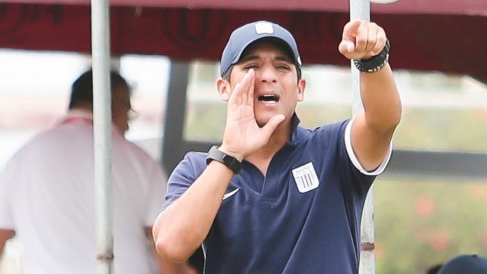 Guillermo Salas, entrenador de Alianza Lima, habló brevemente antes de partir a Arequipa para disputar la primera final ante FBC Melgar Guillermo Salas, entrenador de Alianza Lima, habló brevemente antes de partir a Arequipa para disputar la primera final ante FBC Melgar