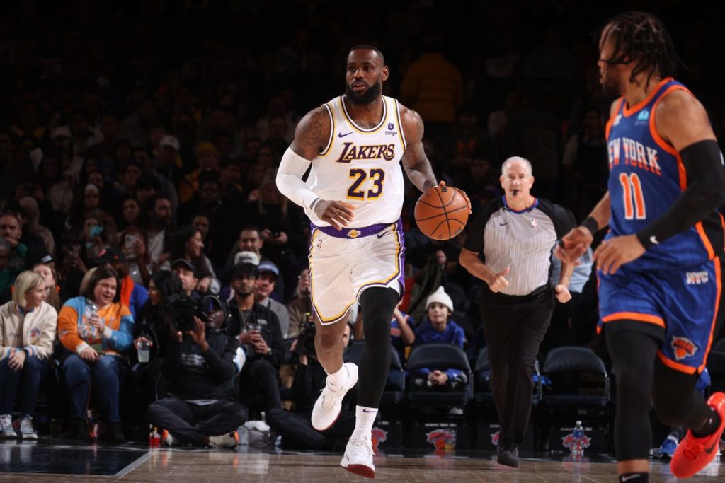 Los Lakers vs. Knicks.
