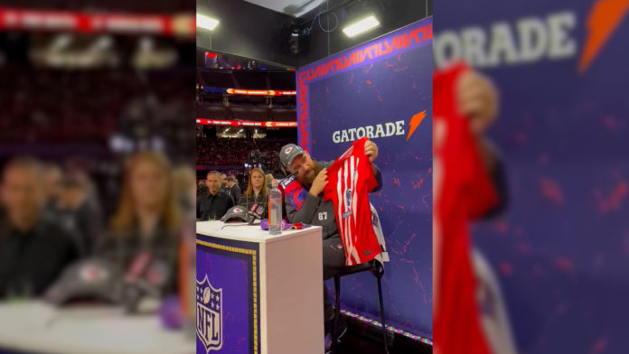 Griezmann conquista a Travis Kelce: Nuevo fan de la Liga Española. Griezmann conquista a Travis Kelce: Nuevo fan de la Liga Española.